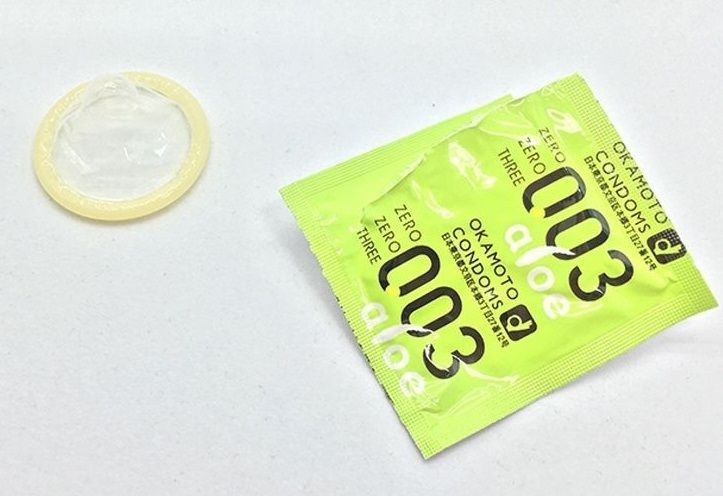 继承零零三的超薄工艺,此产品加入芦荟润滑剂,触摸过后,你必定为它过分的薄而吃惊!而且,因为是采用由芦荟内提取的物质配合水... Okamoto - 0.03 芦荟 10个装 照片-3
