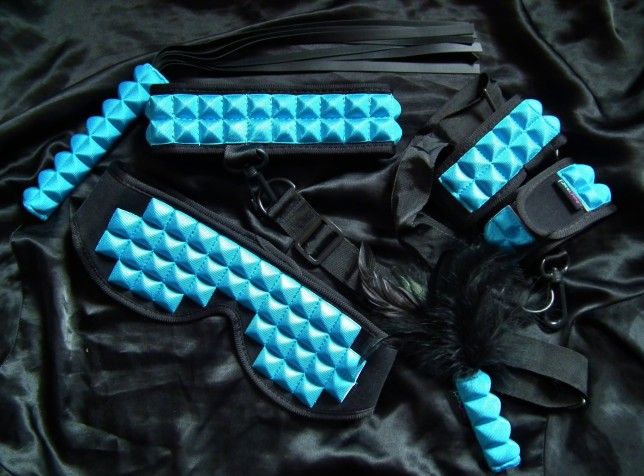 Slip on this blindfold and play out your most secret fantasi... PicoBong - See No Evil Blindfold - Blue photo-4