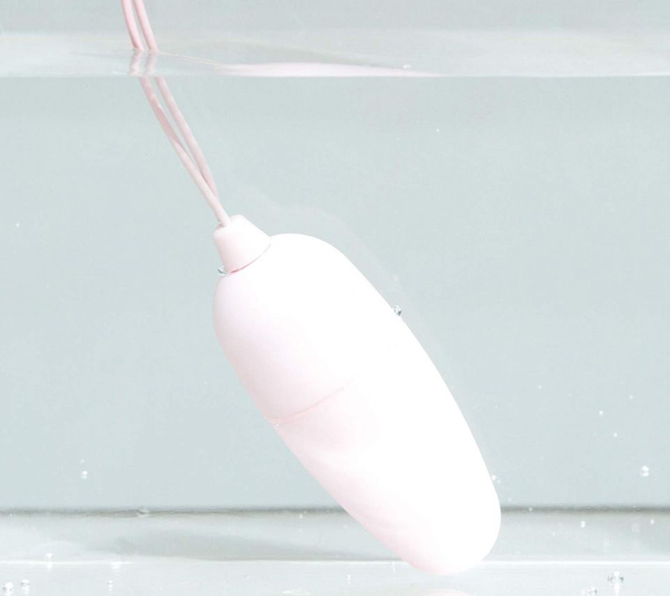 The remote control part has a novel shape inspired by a leaf... Japan Toyz - Nemo Rotor - Pink photo-4