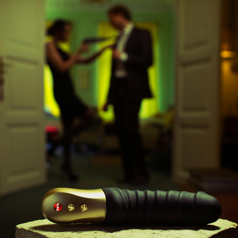 The SEMILINO is a distinctively shaped MiniVIBRATOR that uni... Fun Factory - Vibe Semilino - Black photo-9