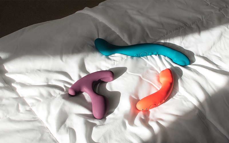 Sway warms to 104° F / 40° C, just above body temp for enhan... Lora DiCarlo - Sway Dual Warming Vibro Massager - Teal photo-16