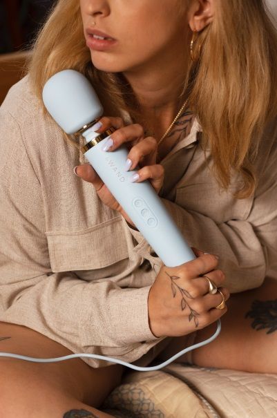 Classic makes a comeback! We took our award-winning OG wand ... Le Wand - Plug-In Sky Massager - Blue photo-5