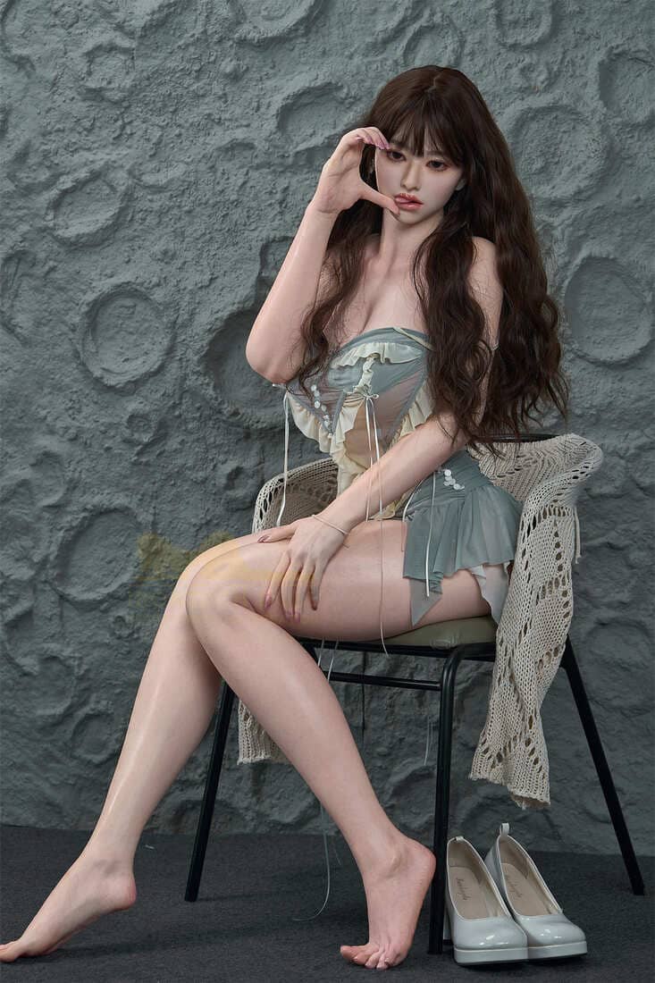 Xia 丰满身材超巨乳中式情少女 精致妆容超柔软矽胶仿真性爱娃娃 165 cm 照片