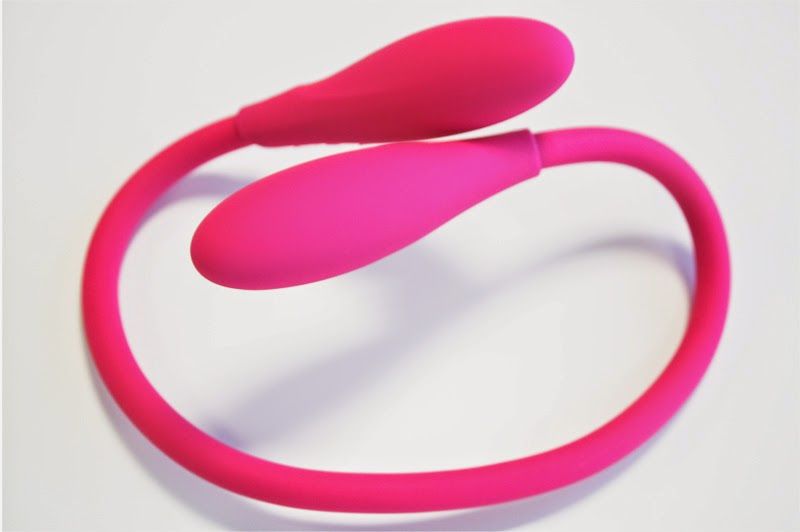 It´s a rabbit vibe, a clitoral massager, a cock-ring, a G-sp... PicoBong - Transformer - Cerise photo-8
