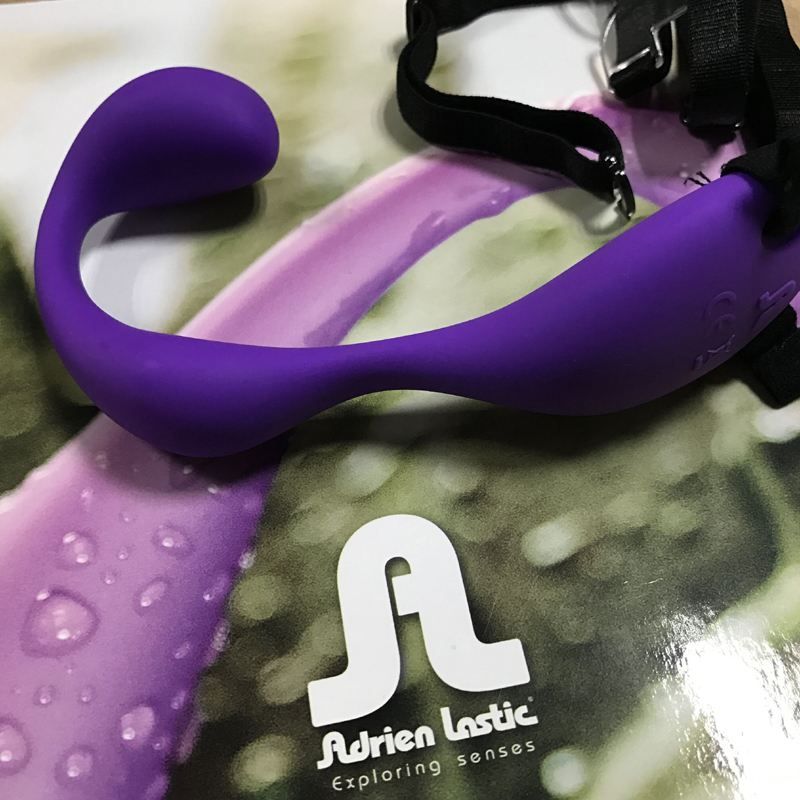 外觀優雅,外形完美,人體工程學設計與身體親密契合。這款產品根據女性身體輪廓設計,可在愛愛中穿戴。雙馬達設計,同時刺激陰道... Adrien Lastic - Mr Hook 穿戴式震動器 照片-5