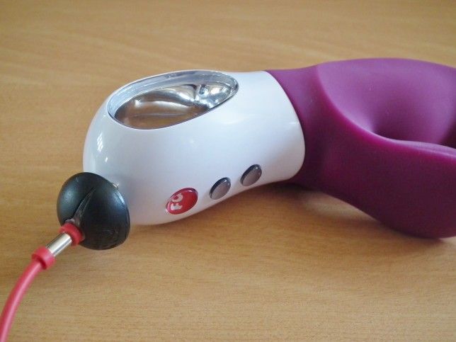 MiSS Bi – DER Vibrator combines phenomenal clitoris stimulat... Fun Factory - Miss Bi - Grape/White photo-11