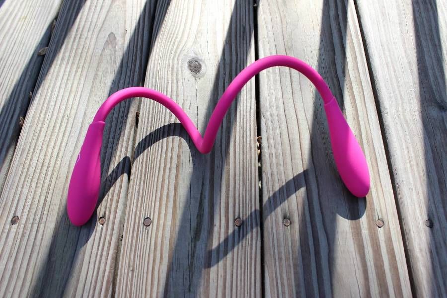 It´s a rabbit vibe, a clitoral massager, a cock-ring, a G-sp... PicoBong - Transformer - Cerise photo-15