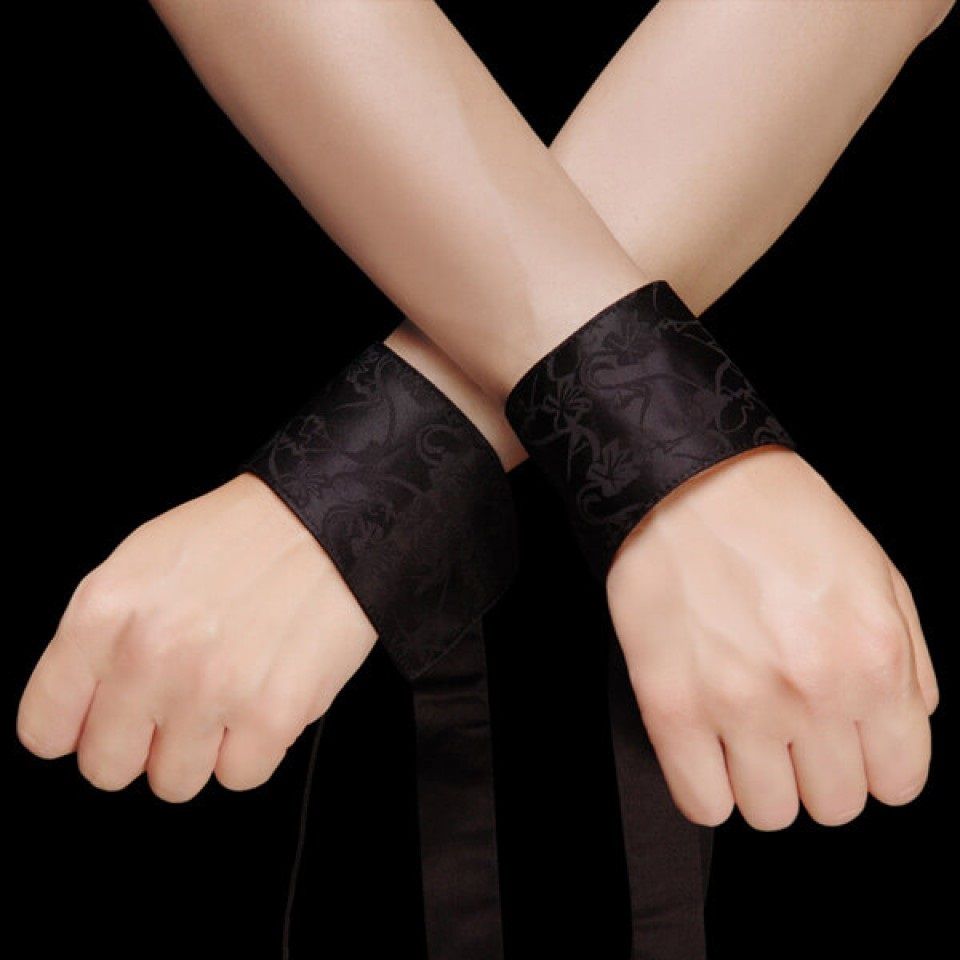 For surrender, control and sensuality, these silk and suede ... Lelo - Etherea - Black photo-4