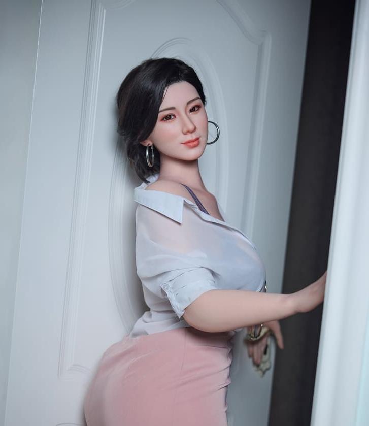 Hio 丰满曲线真实感性爱娃娃，大臀部，超柔软矽胶，165厘米 照片