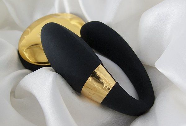 Sealed with a 24 karat gold kiss, this vibrating couples’ ma... Lelo - Tiani 24k Massager - Black photo-6