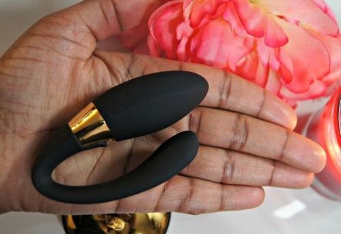 Sealed with a 24 karat gold kiss, this vibrating couples’ ma... Lelo - Tiani 24k Massager - Black photo-5