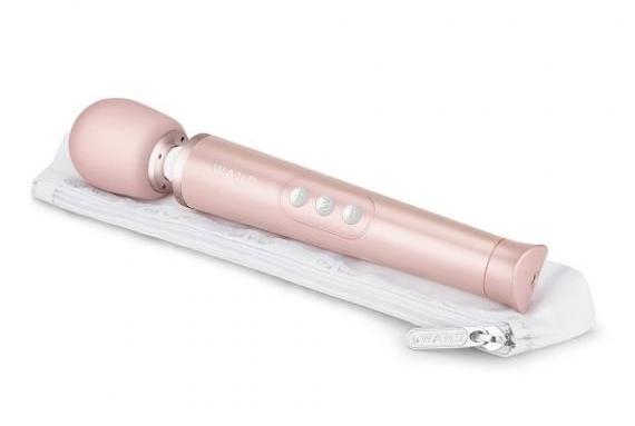 Le Wand Petite is the smaller version of our iconic, recharg... Le Wand - Petite Rechargeable Vibrating Massager - Rose Gold photo-5