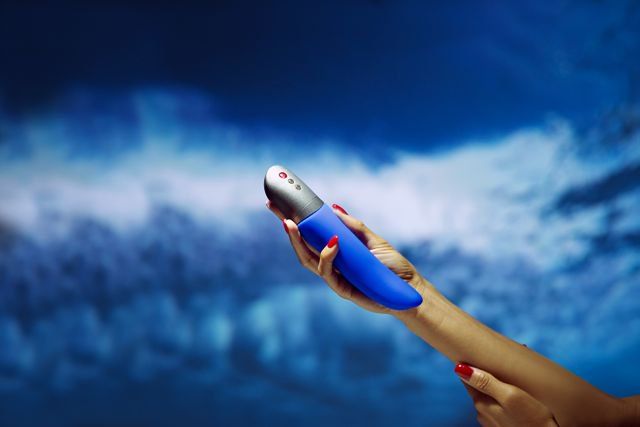 We’ve taken a classic FUN FACTORY shape and revamped it with... Fun Factory - Diva Dolphin - Blue photo-7