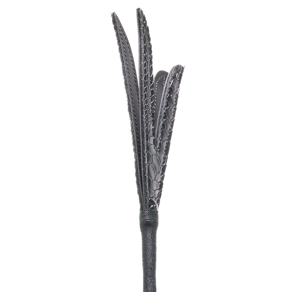 Vegan leather
Split tip
Handle Length: 8.5" (21.59... Sportsheets - Snake Bite - Black photo-5