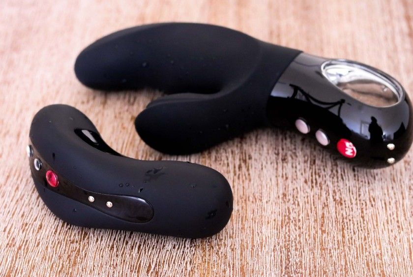 Two rumbling motors. A shape that hugs your curves, hitting ... Fun Factory - Miss Bi - Black photo-17