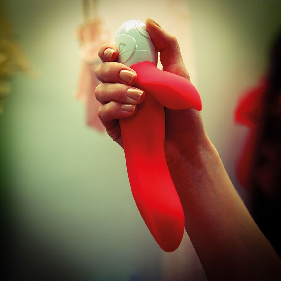 The battery operated TANGO invites users to a hot and heavy ... Fun Factory - Vibe Tango - Vanilla/India Red photo-6