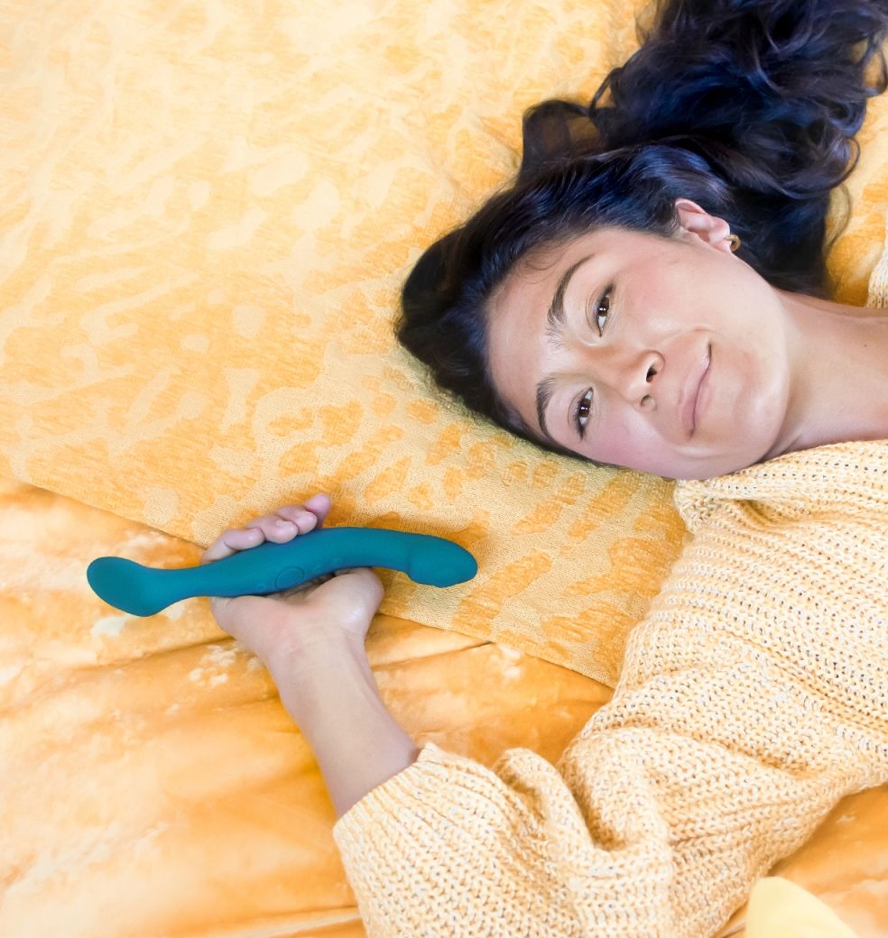 Sway warms to 104° F / 40° C, just above body temp for enhan... Lora DiCarlo - Sway Dual Warming Vibro Massager - Teal photo-7