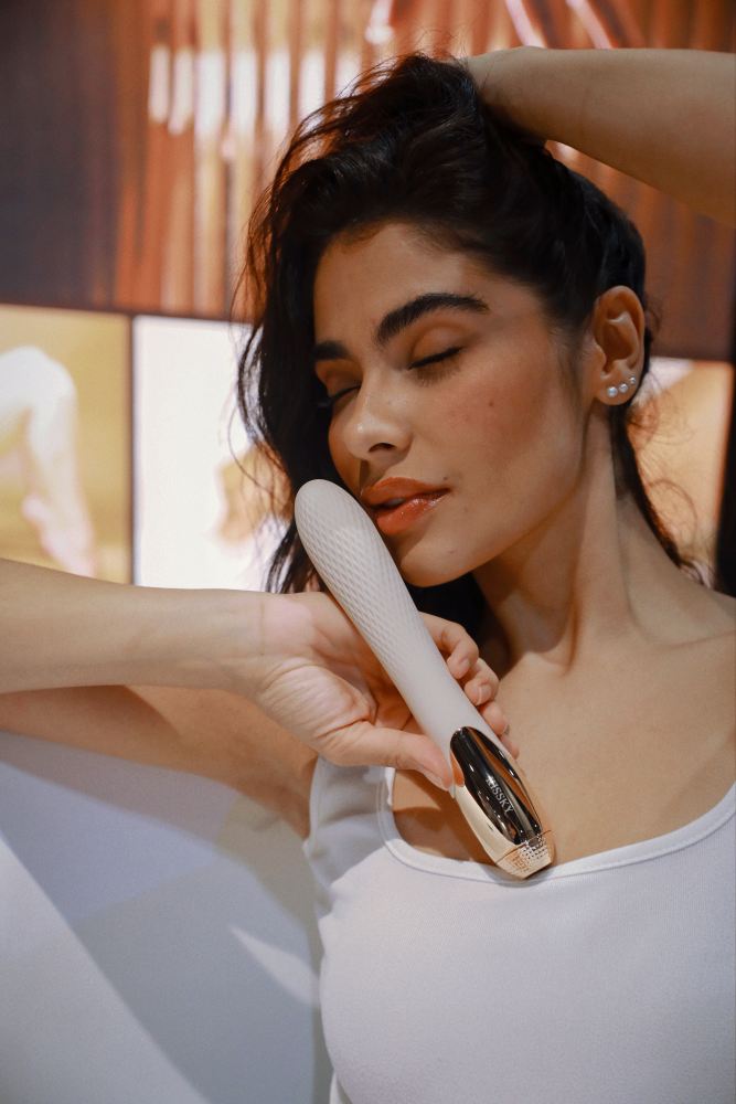 Kissky - Velvet Desire Pulsating Vibrator - Nude photo-2