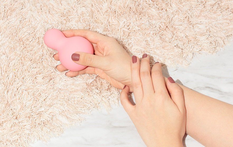 With the snowman shaped YUKI, you can enjoy its vibration, a... Iroha - Yukidaruma Massager - Nadeshiko Pink photo-4