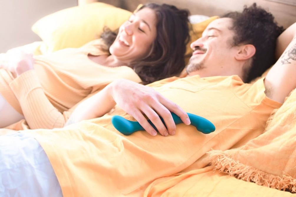 Sway warms to 104° F / 40° C, just above body temp for enhan... Lora DiCarlo - Sway Dual Warming Vibro Massager - Teal photo-9