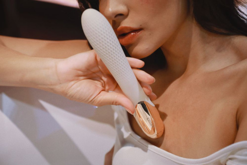 Kissky - Velvet Desire Pulsating Vibrator - Nude photo