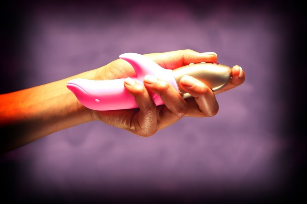 Just as you would expect from a dolphin, the DOLLY BI feels ... Fun Factory - Vibe Dolly Bi - Candy Rose photo-8