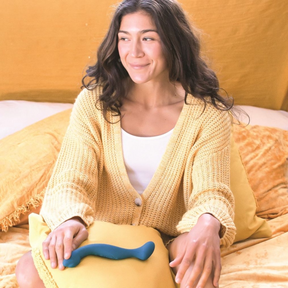 Sway warms to 104° F / 40° C, just above body temp for enhan... Lora DiCarlo - Sway Dual Warming Vibro Massager - Teal photo-8