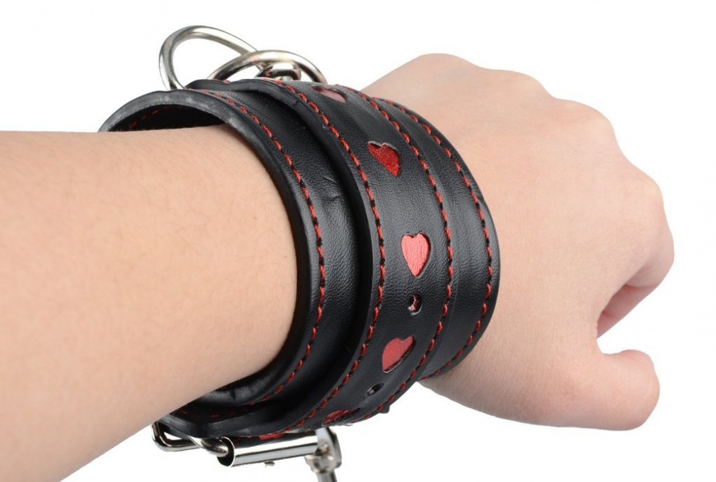 Toynary SM16 Heart-Patterned Leather Handcuffs - Black is ma... Toynary - SM16 Heart Leather Handcuffs - Black photo-3