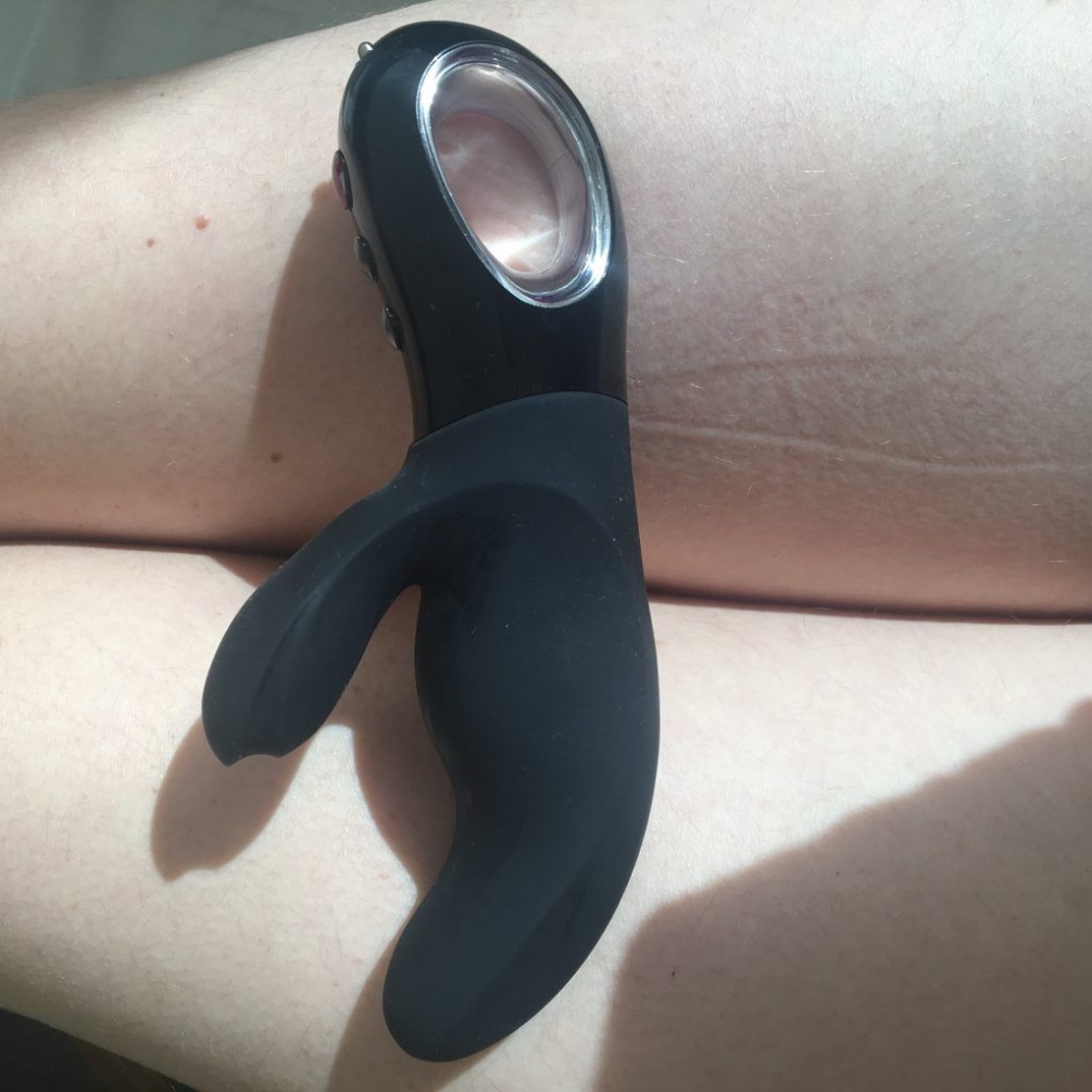 Two rumbling motors. A shape that hugs your curves, hitting ... Fun Factory - Miss Bi - Black photo-15