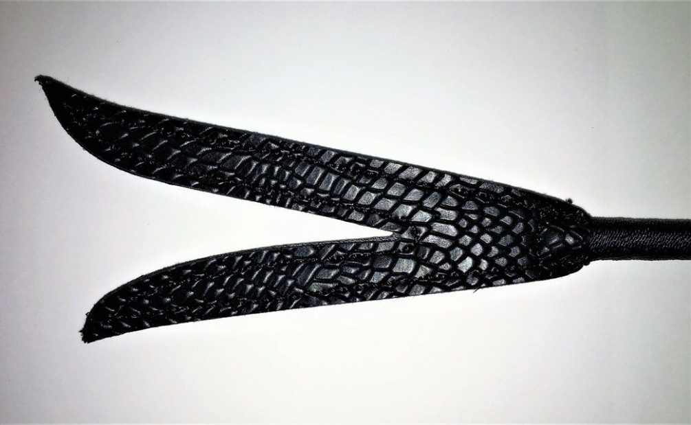 Vegan leather
Split tip
Handle Length: 8.5" (21.59... Sportsheets - Snake Bite - Black photo-7