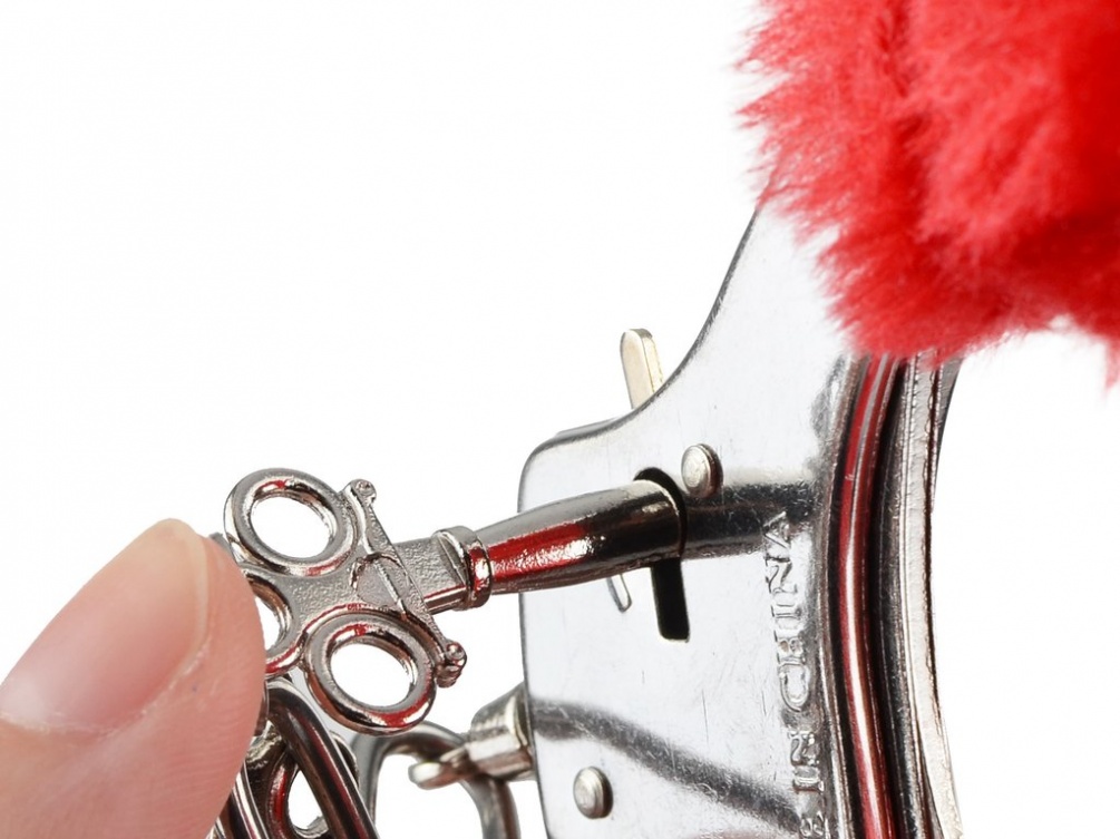 Toynary SM02 Fuzzy Metal Handcuffs are made of metal with fu... Toynary - SM02 Fuzzy Metal Handcuffs - Red photo-6