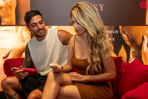 Kissky - Velvet Desire Pulsating Vibrator - Nude photo