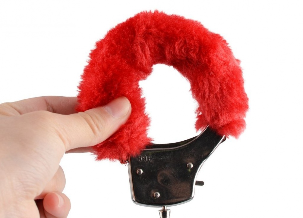 Toynary SM02 Fuzzy Metal Handcuffs are made of metal with fu... Toynary - SM02 Fuzzy Metal Handcuffs - Red photo-2