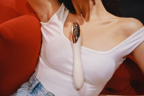 Kissky - Lust Muse Pulsating Vibrator - Nude photo