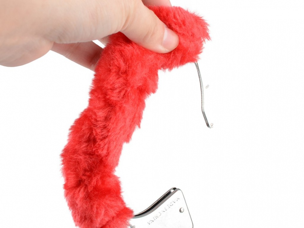 Toynary SM02 Fuzzy Metal Handcuffs are made of metal with fu... Toynary - SM02 Fuzzy Metal Handcuffs - Pink photo-3