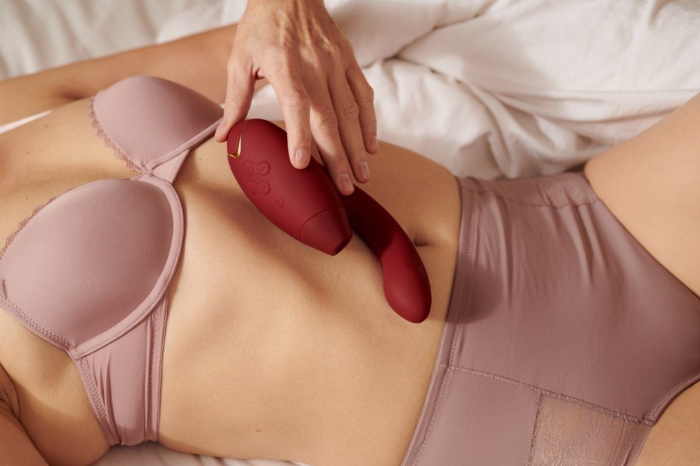 The perfect combination of powerful clitoral and G-spot stim... Womanizer - DUO - Clitoral & G-spot Stimulator - Bordeaux photo-13