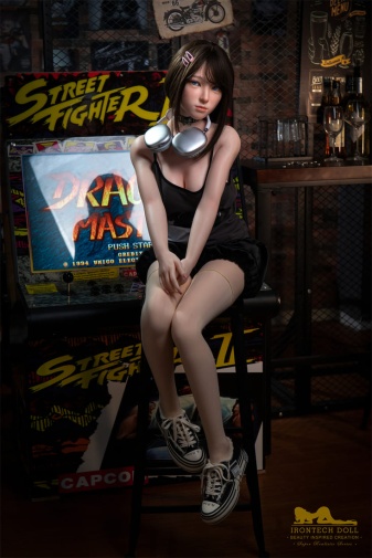 Lina 陽光火辣性感女模特 C罩杯 柔軟矽膠仿真性愛娃娃 148 cm 照片