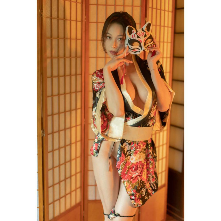 KR - 夢幻遊郭 黑之花魁 迷你和服服裝 KRW-185 - 黑色 照片